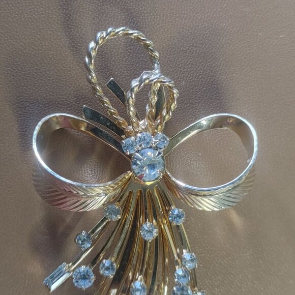 Vintage Sarah Coventry Gold Tone Bow Pin Brooch Clear Rhinestones Stamped - Picture 6 of 8